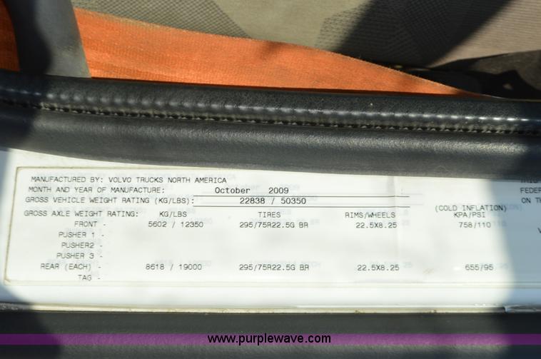 image for item K5372 2010 Volvo VNL semi truck