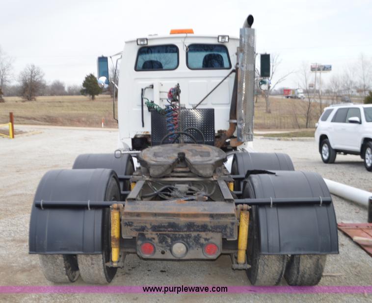 image for item K5394 1997 Ford AT9513 Aeromax 113 semi truck