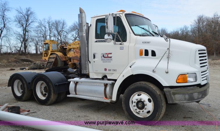 image for item K5394 1997 Ford AT9513 Aeromax 113 semi truck