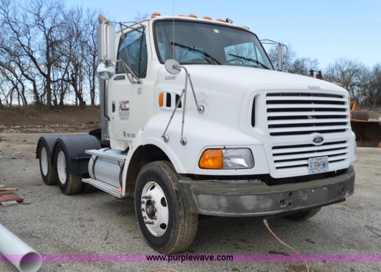 image for item K5394 1997 Ford AT9513 Aeromax 113 semi truck