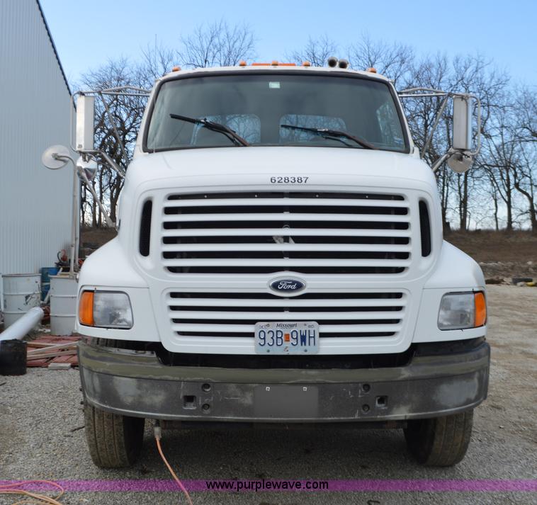 image for item K5394 1997 Ford AT9513 Aeromax 113 semi truck