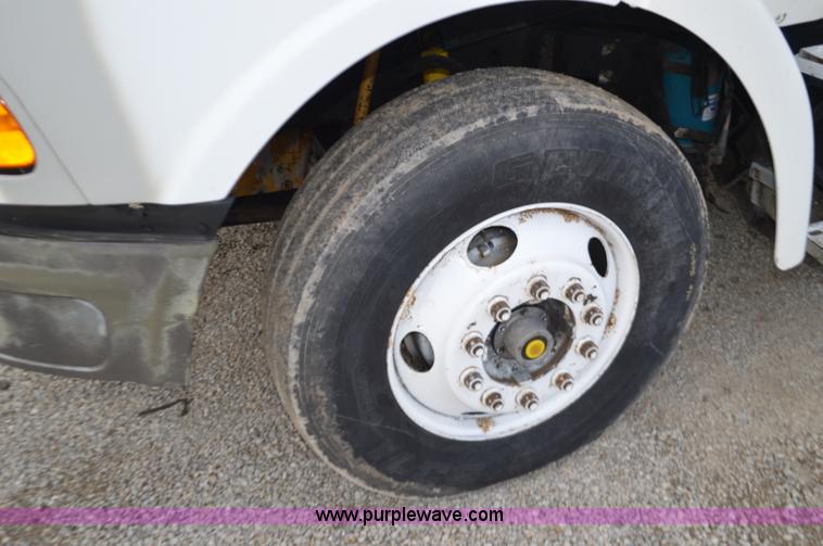 image for item K5394 1997 Ford AT9513 Aeromax 113 semi truck