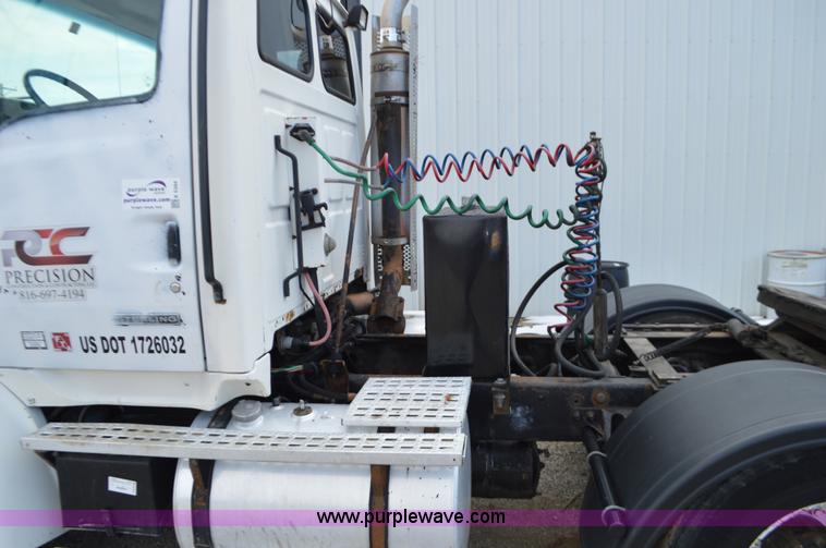 image for item K5394 1997 Ford AT9513 Aeromax 113 semi truck