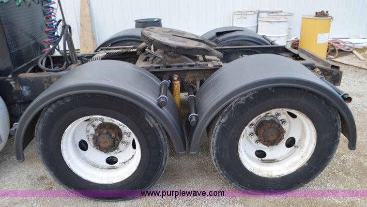 image for item K5394 1997 Ford AT9513 Aeromax 113 semi truck