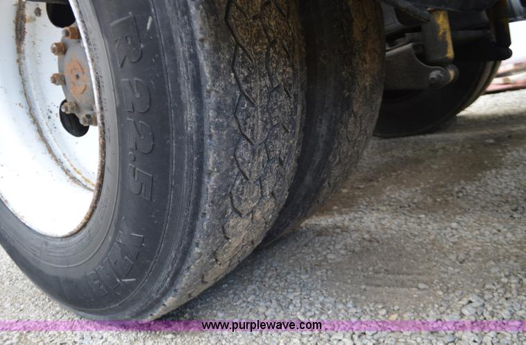 image for item K5394 1997 Ford AT9513 Aeromax 113 semi truck