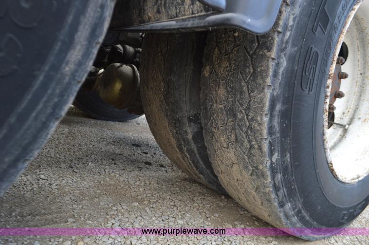 image for item K5394 1997 Ford AT9513 Aeromax 113 semi truck