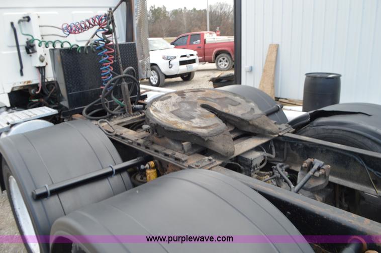 image for item K5394 1997 Ford AT9513 Aeromax 113 semi truck