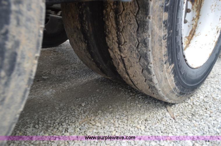 image for item K5394 1997 Ford AT9513 Aeromax 113 semi truck