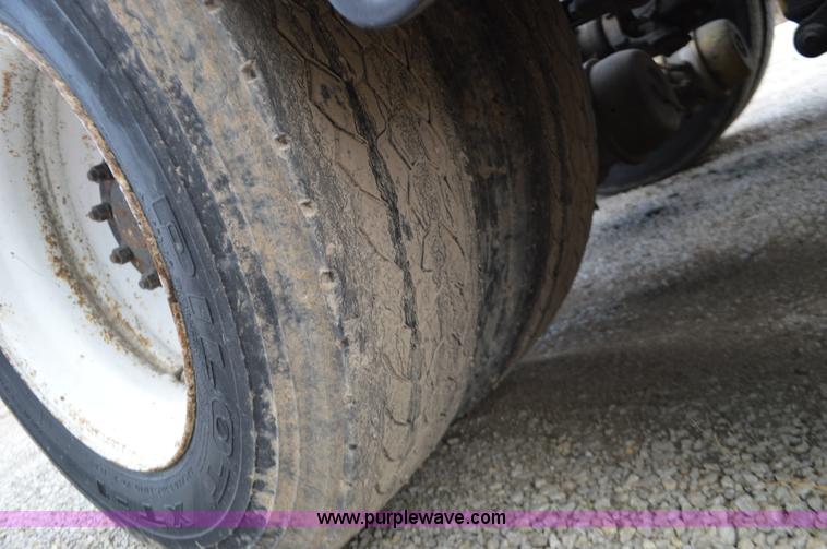 image for item K5394 1997 Ford AT9513 Aeromax 113 semi truck