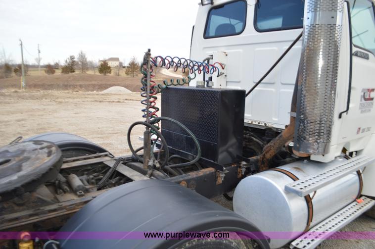 image for item K5394 1997 Ford AT9513 Aeromax 113 semi truck