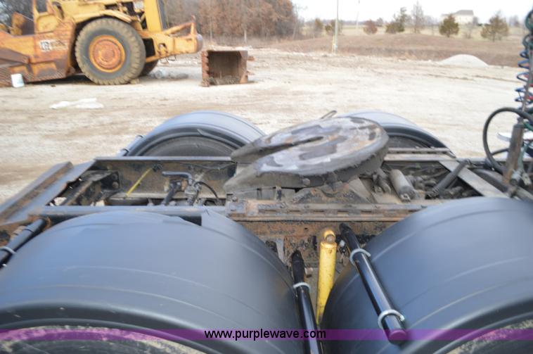 image for item K5394 1997 Ford AT9513 Aeromax 113 semi truck