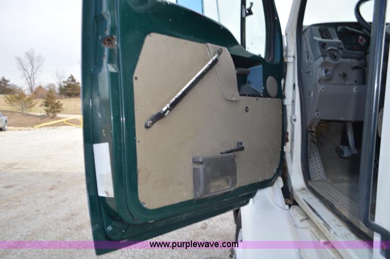 image for item K5394 1997 Ford AT9513 Aeromax 113 semi truck