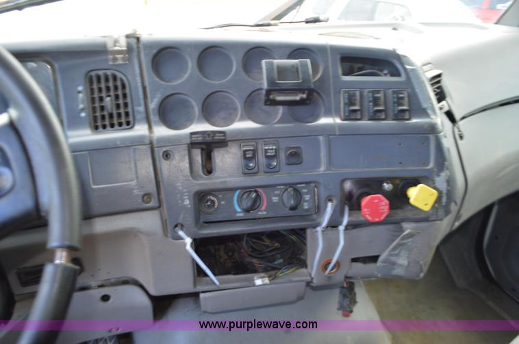 image for item K5394 1997 Ford AT9513 Aeromax 113 semi truck