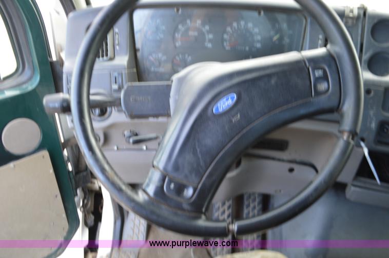 image for item K5394 1997 Ford AT9513 Aeromax 113 semi truck