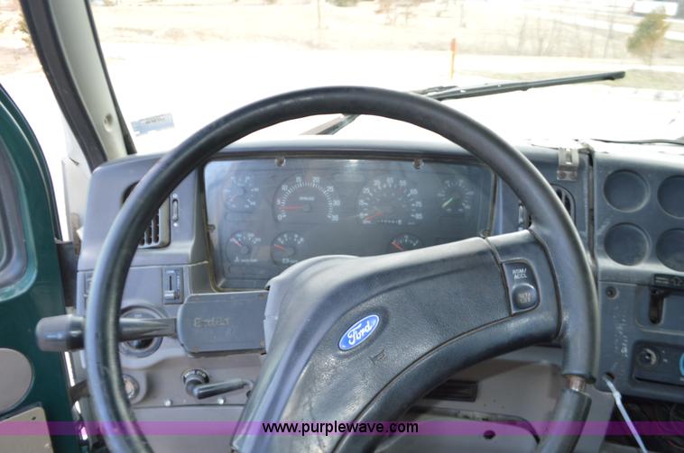 image for item K5394 1997 Ford AT9513 Aeromax 113 semi truck