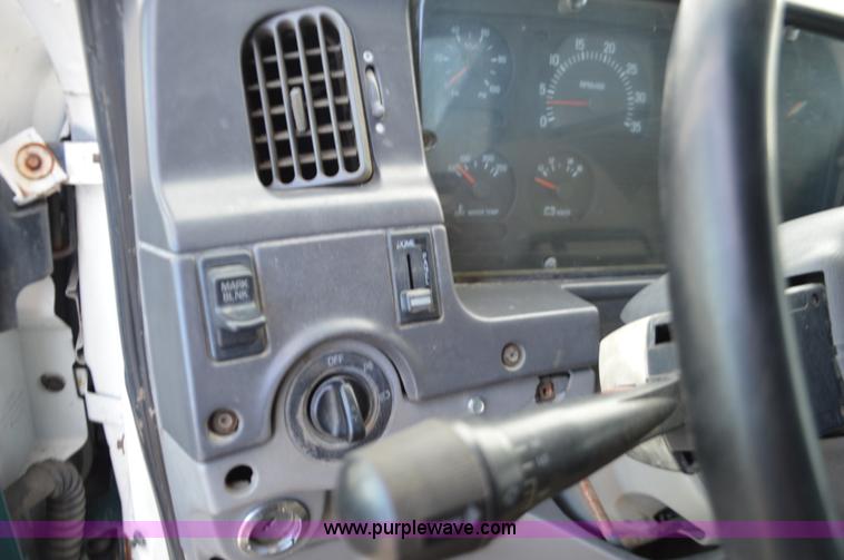 image for item K5394 1997 Ford AT9513 Aeromax 113 semi truck