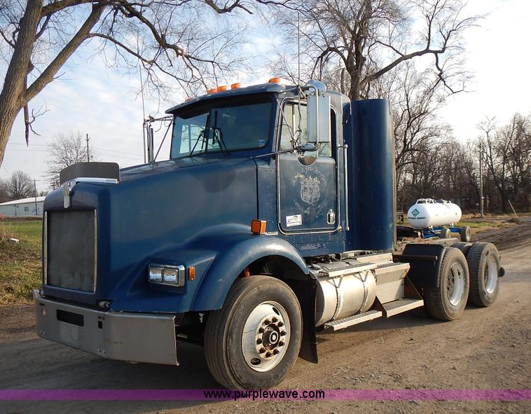 image for item L3604 1994 Kenworth T450B semi truck