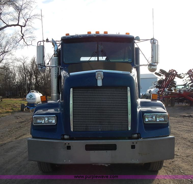 image for item L3604 1994 Kenworth T450B semi truck