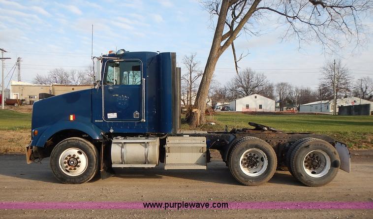 image for item L3604 1994 Kenworth T450B semi truck