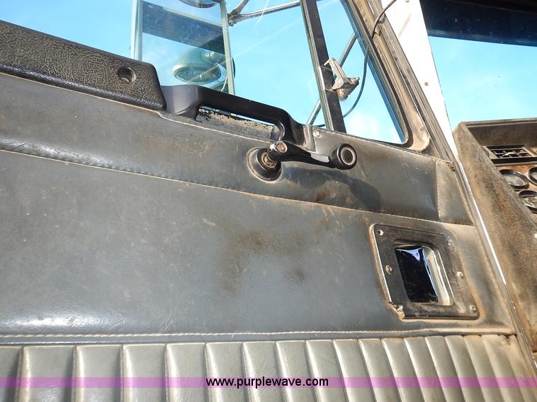 image for item L3604 1994 Kenworth T450B semi truck