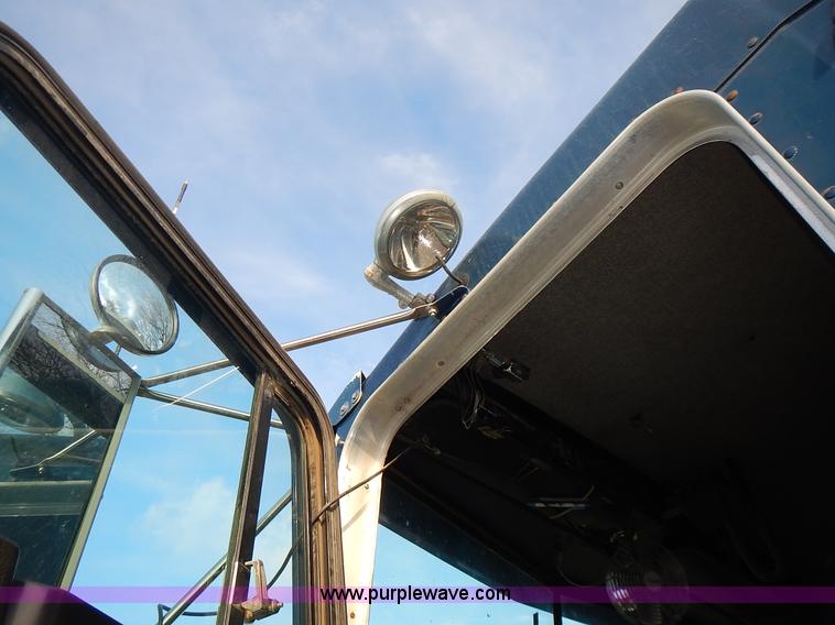 image for item L3604 1994 Kenworth T450B semi truck