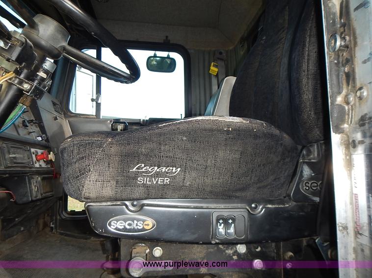 image for item L3604 1994 Kenworth T450B semi truck