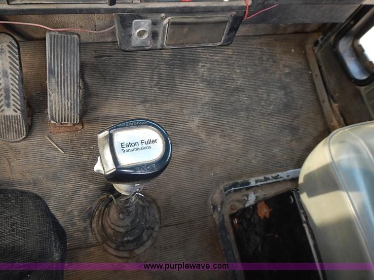 image for item L3604 1994 Kenworth T450B semi truck