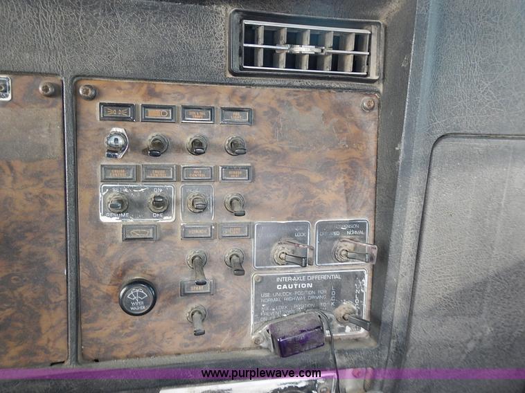 image for item L3604 1994 Kenworth T450B semi truck