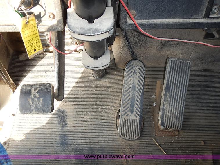 image for item L3604 1994 Kenworth T450B semi truck