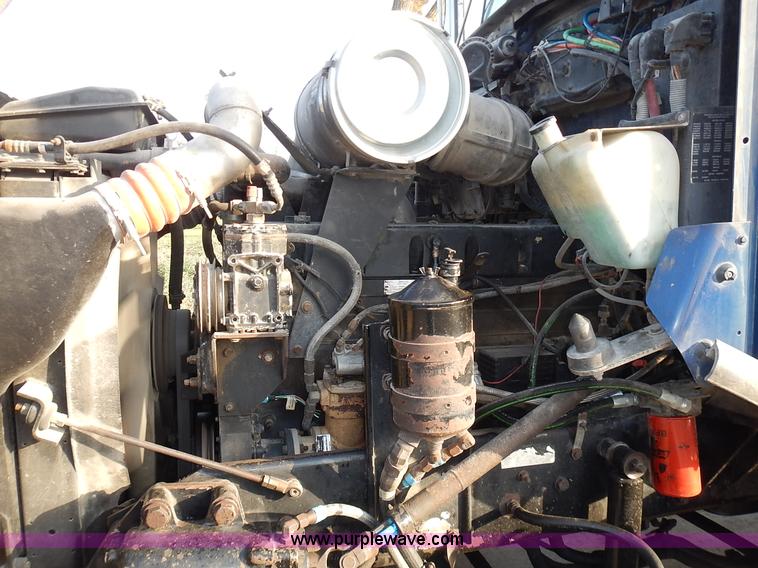 image for item L3604 1994 Kenworth T450B semi truck