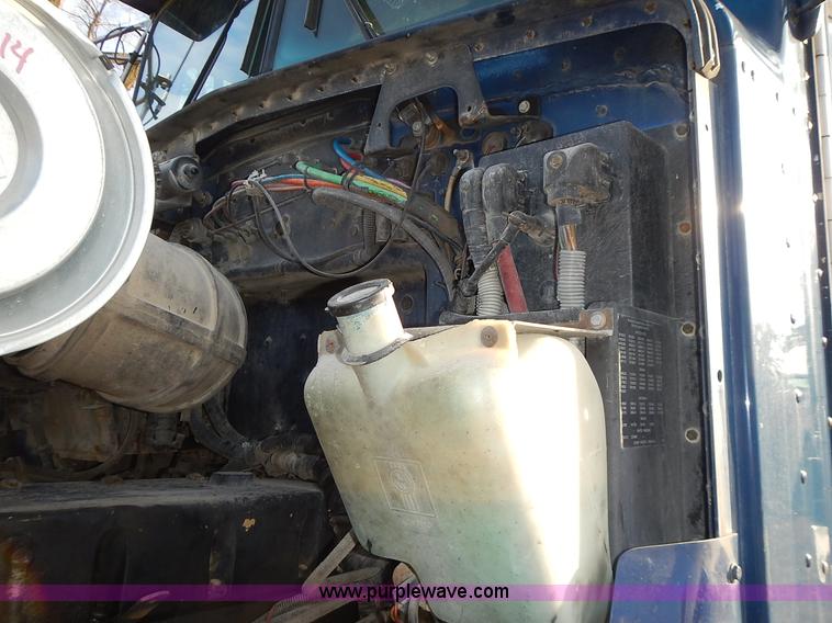 image for item L3604 1994 Kenworth T450B semi truck