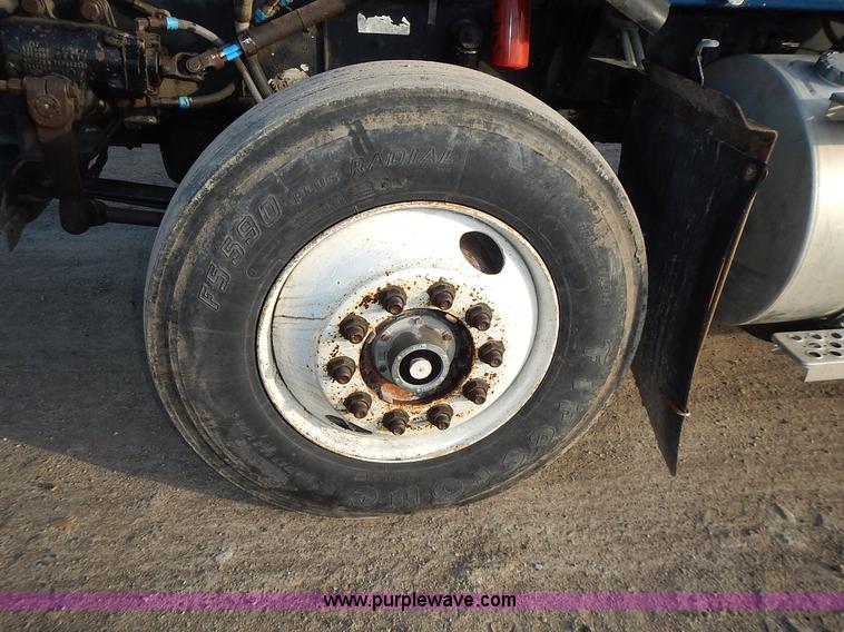 image for item L3604 1994 Kenworth T450B semi truck