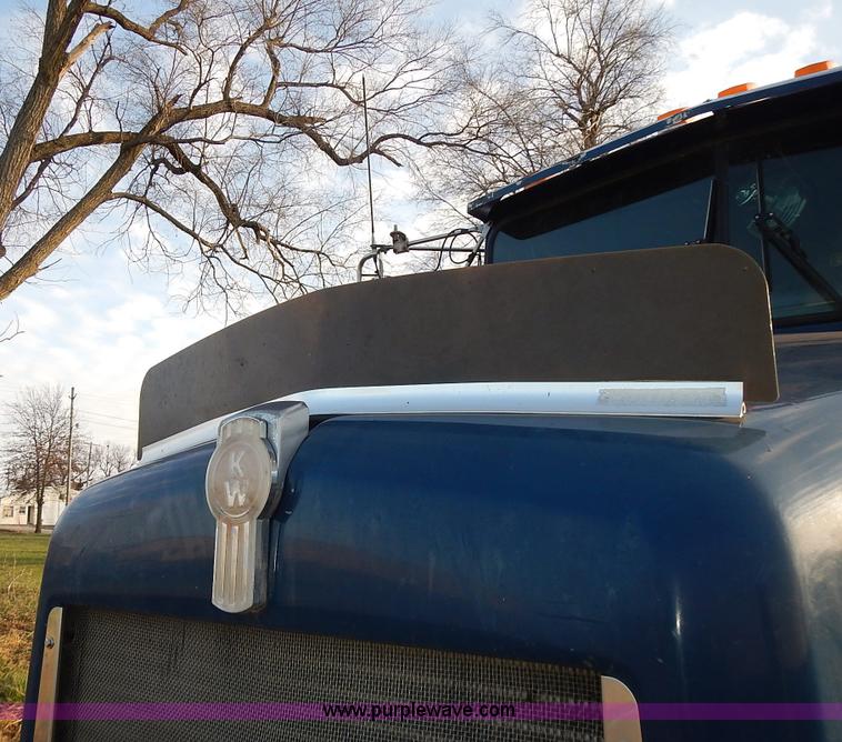 image for item L3604 1994 Kenworth T450B semi truck