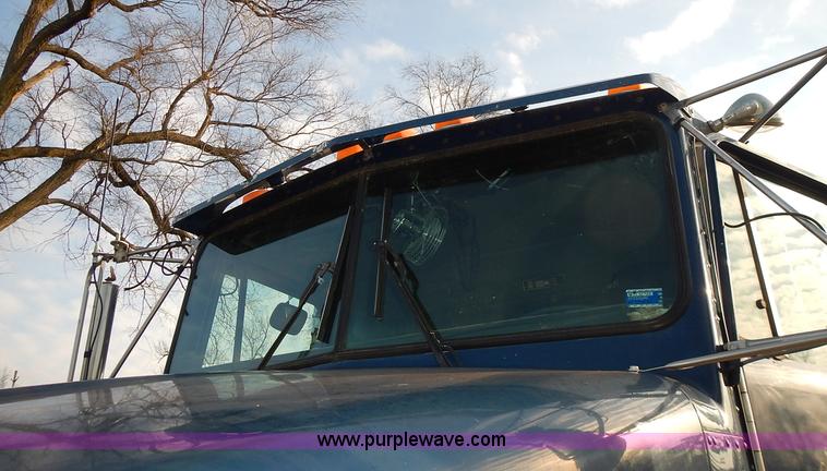 image for item L3604 1994 Kenworth T450B semi truck