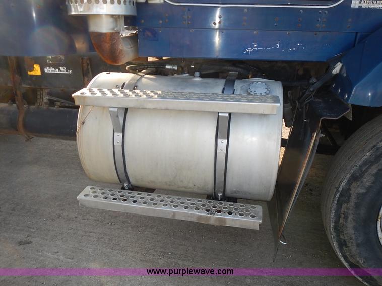 image for item L3604 1994 Kenworth T450B semi truck