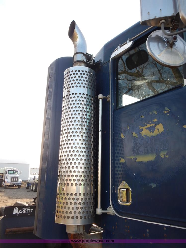 image for item L3604 1994 Kenworth T450B semi truck