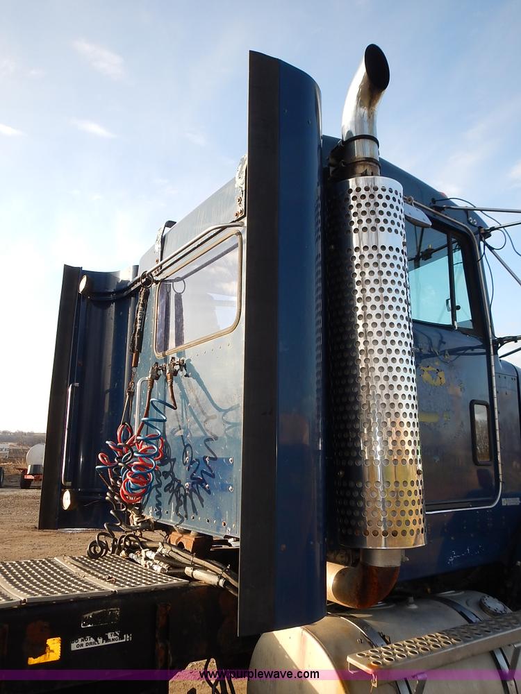 image for item L3604 1994 Kenworth T450B semi truck