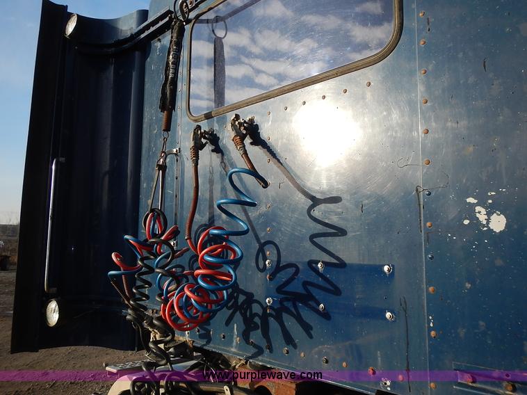 image for item L3604 1994 Kenworth T450B semi truck