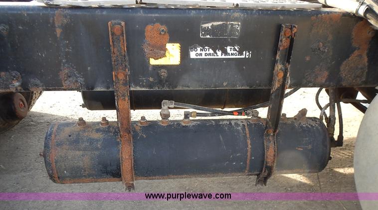 image for item L3604 1994 Kenworth T450B semi truck