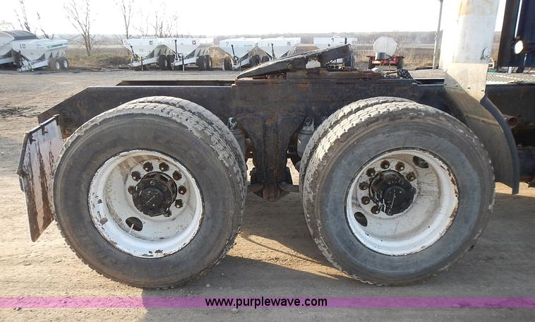 image for item L3604 1994 Kenworth T450B semi truck