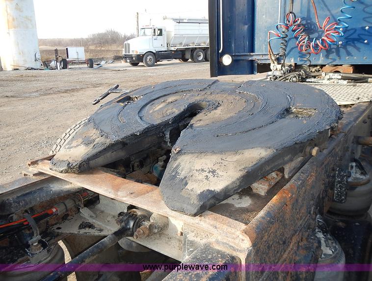 image for item L3604 1994 Kenworth T450B semi truck