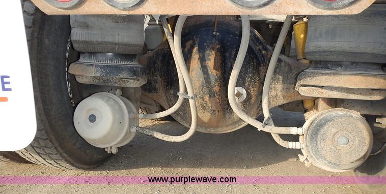 image for item L3604 1994 Kenworth T450B semi truck