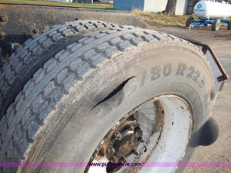 image for item L3604 1994 Kenworth T450B semi truck