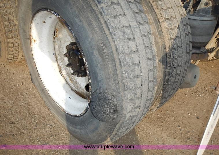 image for item L3604 1994 Kenworth T450B semi truck