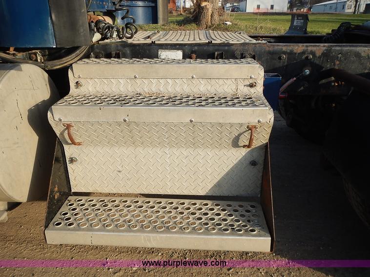 image for item L3604 1994 Kenworth T450B semi truck