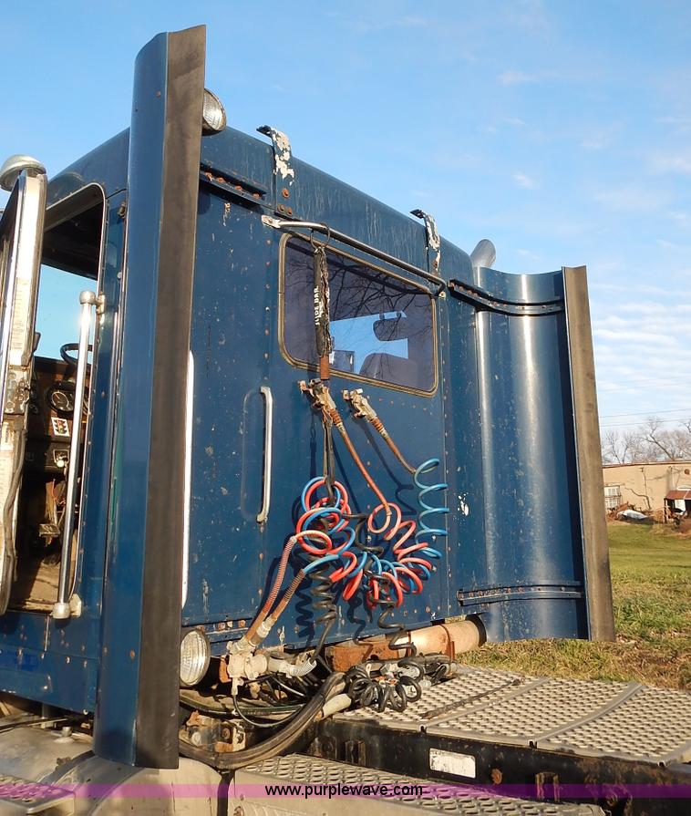 image for item L3604 1994 Kenworth T450B semi truck