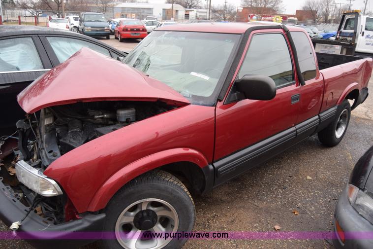 image for item BK9787 2001 Chevrolet S10 Ext. Cab pickup truck