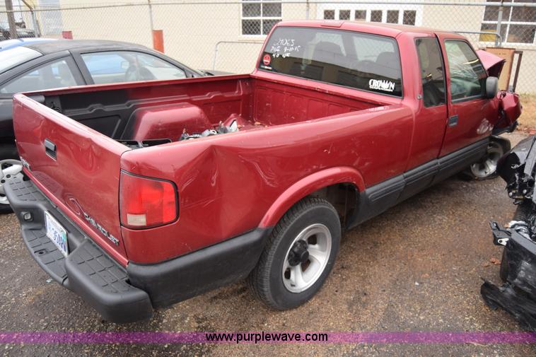 image for item BK9787 2001 Chevrolet S10 Ext. Cab pickup truck