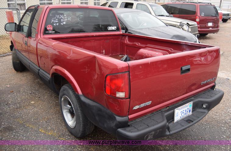 image for item BK9787 2001 Chevrolet S10 Ext. Cab pickup truck
