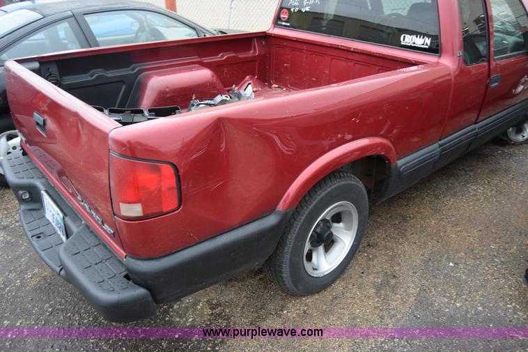 image for item BK9787 2001 Chevrolet S10 Ext. Cab pickup truck